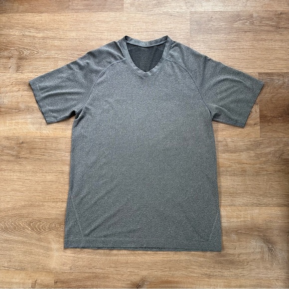 Mens Lululemon Metal Vent Tech Short Sleeve V Neck Grey Slate Size Medium - Picture 5 of 6